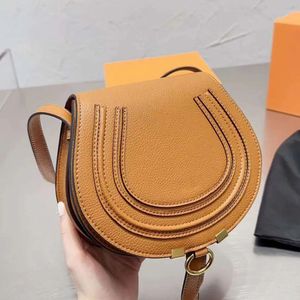 Lujos para mujer MARCIE Sillas de montar Bolsa para hombre Calidad de espejo Diseñador Bolso de hombro Bolso de moda Crossbody Carteras de embrague Pochette Cuero de vaca Sobre de cuero Bolsas de asas