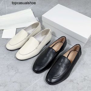 La fila nicho de cuero británico cuero cómodo y versátil zapatilla de suela plana para mocasines informales de un pie para mujeres