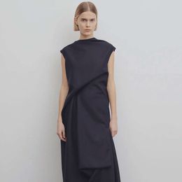 The Row – robe design de niche pour femmes, tenue d'été à col diagonal, haut de gamme, noire, minimaliste, plissée, longue, formelle, haut de gamme