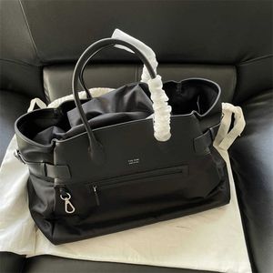 Sac fourre-tout de grande capacité en tissu nylon pour femmes, sac à bandoulière portable luxueux Margaux de 17 pouces, 231209