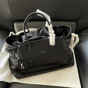 Le tissu en nylon en rangée de grande capacité pour le sac féminin, luxueux margaux de 17 pouces sac à bandoulière portable 231209
