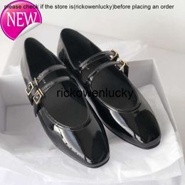 La rangée rouge Mary Jane Chaussures plate inférieur peu profonde bouche grand-mère carrée carrée noire en cuir breveté Single 2022 Nouveau