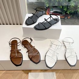 Les sandales en rangs plats glisse de sangle de cheville authentique chaussures de plage en cuir chaussures de vacances sandales de concepteur de luxe pour les chaussures d'usine pour femmes avec boîte
