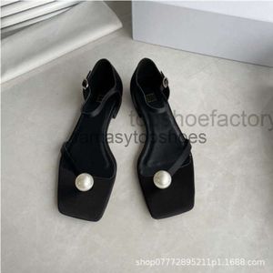 Les sandales de rangée tas les chaussures carrées serraient Dongguan Pearl French Elegant Flat Sole Silk Single Shoes Xia Xiaozhong Shoes
