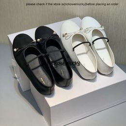 Les chaussures de rangée Nouveau bon marché améliorée la rangée française élégante en cuir authentique ballet arc plat grand-mère chaussures de haute qualité