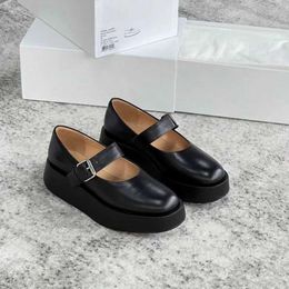 The Row Shoes Shoes Spring Jurk Damesschoenen 2022 Vrouwenontwerpers Rois Nieuwe Tyre Cow Leather Buckle Dik Soled British Single Shoes Maat 34-39 2024