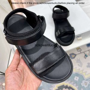 The Row Shoes Summer New 2023 Ladies Roman Casual Shoes Designer Classic Fashion Simple Leather Buckle A met platte hiel Dikke bodem Formele schoenen Factory schoenen