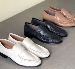 os sapatos Row Os mocassins de nicho Row são simples, leves e confortáveis para o deslocamento diário