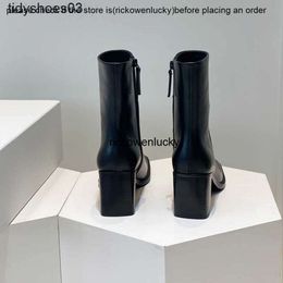 Les chaussures Row les chaussures habillent la rangée des femmes designers rois talons épais bottes courtes pour femmes 2022 Nouveau cuir incliné carré talon haut talon côté zipper martin fpcm 2xx6