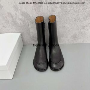 La fila de la fila de la capa de vajilla de la vajilla de otoño de mejor calidad y botas cortas de invierno para mujeres, de fondo plano simple y moderno.