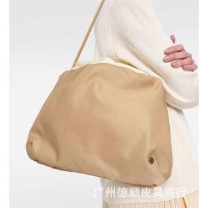 Le sac à main en nylon en rang