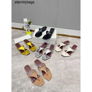 La fila de la fila * Flip-Flops de dedo del pie 2023 Summer Nuevas zapatillas de oveja de piel de oveja Minimalista Sandalias de moda Mujeres