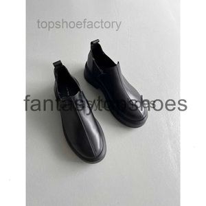 Les chaussures de créateur de robe troupel de la rangée martin bottes femme 2022 automne et hiver nouveau type serré rehaussé épais semelle en cuir muffin rond rond e6i9