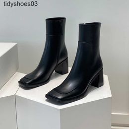 The Row Women Roids Shoes Designers chaussures Habille à talon épais Bottes courtes pour femmes 2022 Nouveau cuir incliné carré tête haut talon côté zipper martin