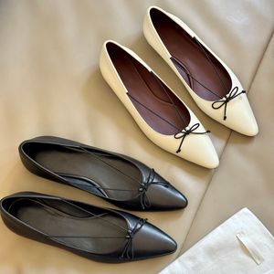 De rij damesschoenen Mary Jane Designer Damesschoenen Pointed Toe Bowknot Flat Heel Ballet schoenen ondiepe mondschoenen Soft Bottom Leather Shoes Black Wit Single