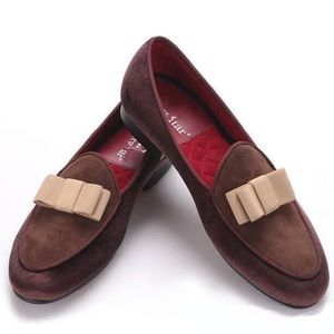 Les chaussures pour hommes faites à la main en velours bleu roi, associées à un nœud papillon bleu marine et des chaussures de loisirs pour hommes mariés, et des chaussures plates pour hommes.