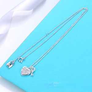 Die gleiche Volldiamant-Herz-Halskette für Frauen in Europa und den Vereinigten Staaten ist eine modische Volldiamant-Schlüsselbein-Halskette mit kleinem Schloss und Liebesanhänger