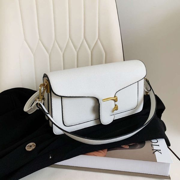 La tienda exporta bolsos de diseñador al por mayor bolso sólido de la axila moda de mano blanco mini cadena pequeña 2024 nuevo un hombro crossbody versátil