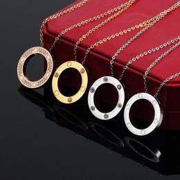 Le collier en acier inoxydable élégant et décontracté du créateur est le cadeau parfait pour la Saint-Valentin pour les hommes et les femmes311q