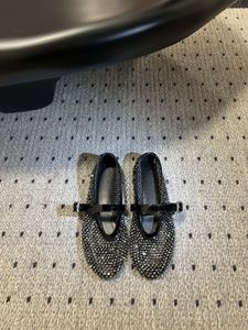 Het ultieme comfort en de veelzijdigheid van de diamanten balletschoenen met platte bodem in runway-stijl