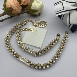 Le design unique et exagéré du nouveau métal perlé à la mode, facultatif pour l'ensemble de collier de bracelet pour femme, essentiel pour les rassemblements de mode et les cadeaux
