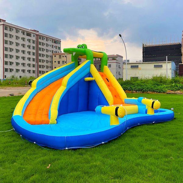 Le parc aquatique toboggan gonflable avec des ventilateurs Crocodile Crocodile Water Slide Park pour enfants Park Toys avec canons à eau arrière