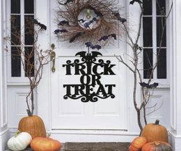 La sorcière est à la décoration d'Halloween Porte de panneau suspendu Porte suspendue Autocollants muraux extérieurs Halloween Decoration PVC Seccules murales YL54496292