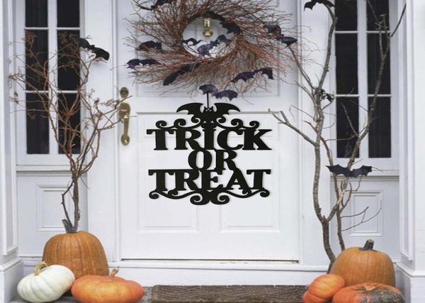 La sorcière est dans la décoration d'Halloween Porte de panneau suspendu Porte suspendue Stickers muraux extérieurs Halloween Decoration PVC Seccules murales YL51259837