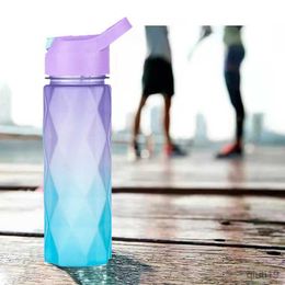 Thermoses 600ML bouteille d'eau de sport dégradé pour filles bouteilles d'eau en plastique avec paille bouteille à boire Portable pour salle de sport de voyage en plein air