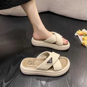 Slippers à fond épais 2024 Sandales de créateurs d'été Sandaux Solid Couleur Round Tête Fashion Sandals décontractés pour femmes Sandalsl240422 2