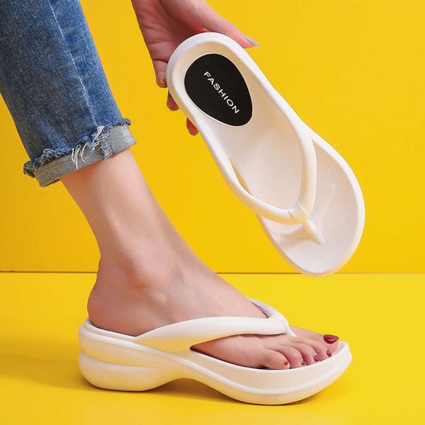 Vadrouille à fond épais et à talons hauts pour femmes avec sensation de pied européen et américain, génoise, vadrouille à fond doux à la mode pour la plage et le bord de mer