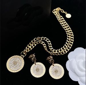 Chaîne épaisse pendentif circulaire tête de beauté micro incrustations signet en laiton matériel collier bracelet boucle d'oreille ensemble dames bijoux de créateur cadeaux de fête d'anniversaire XMS1214