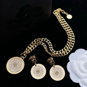 Chaîne épaisse circulaire pendentif beauté tête Micro incrustations chevalière en laiton matériel collier Bracelet boucle d'oreille ensemble dames Designer bijoux fête d'anniversaire cadeaux XMS19 -04