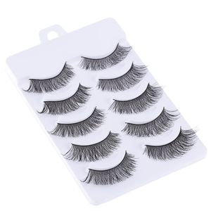 Faux cils longs et épais, ailés croisés, en désordre, maquillage naturellement fumé, grands yeux