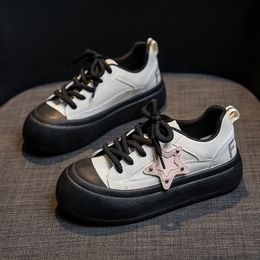 Dikke opgeloste casual grote teen broodschoenen Gai rond teen schattige kleine witte schoenen voor vrouwen