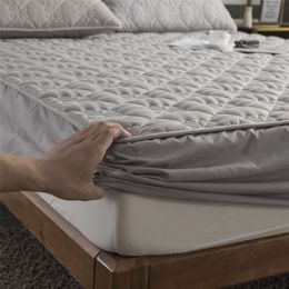 Thicken Gewatteerde Matras Cover King Queen Bed Installatie Black Anti-Bacteria Topper Air-permeable Pad 220217
