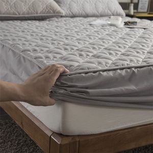 Thicken Gewatteerde Matras Cover King Queen Bed Installatie Black Anti-Bacteria Topper Air-permeable Pad 220217