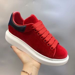 Los zapatos deportivos de mujer de terciopelo grueso con parte inferior ancha lanzados en otoño e invierno pueden agregar una sensación de lujo deportivo al día MKJKK0001