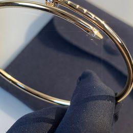 Dunne nagelbangle diamant sterling zilveren holle buis gemaakt van een vergulde openingsmethode is consistent met het officiële product voor de kwaliteit van de vrouwelijke armband.