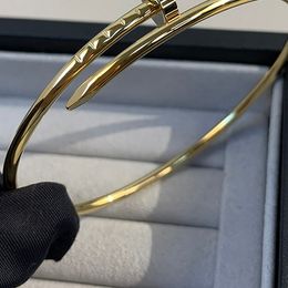 Dunne nagelbangle sterling zilveren holle buis gemaakt van vergulde 18K openingsmethode is consistent met de officiële productkwaliteit voor dames van dames