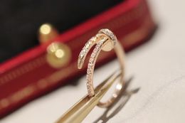 Anillo de diseño de diseñador de calidad superior de uñas delgadas Anillo de diamante de moda para mujer, electroplatando oro rosa premium con caja