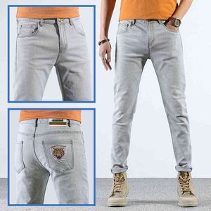 Jeans gris clair brodés d'été minces pantalons à jambes minces respirants haut de gamme pour hommes élastique coréen