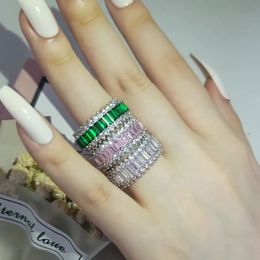 Deze elegante en verfijnde ring voor groothandel vrouwen heeft weiry zirkoonstenen.