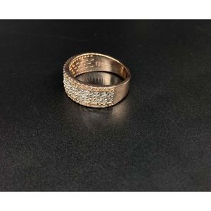 Deze gouden en effen diamanten ring is een prachtig sieraad dat de schoonheid en schittering van diamanten laat zien.