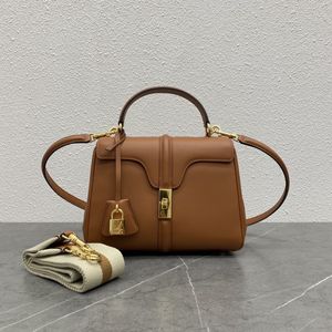 Este bolso presenta varios elementos de diseño de bolsos clásicos de la historia de la marca, como una solapa con borde cortado con un estilo de los años 60.