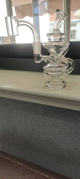 Ce narguilé est un petit BONG en verre de backwater que nous vendons directement de l'usine et peut accepter une personnalisation personnalisée et du quartz W de 10 mm.