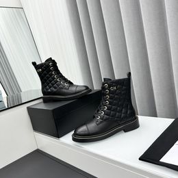 В этом сезоне осенние и зимние ботинки. Рекомендуемый стиль Xiaohong Shuli отлично смотрится с любым нарядом и является обязательным для модных и изысканных стилей