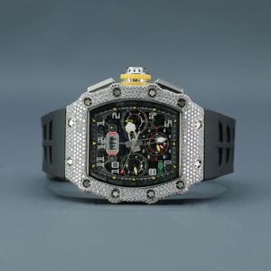 Este elegante reloj Hip Hop para hombre elaborado con acero inoxidable y adornado con diamantes naturales VVS Clarity.