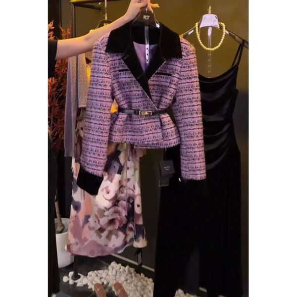 Cette année, les belles petites robes dignes et atmosphériques sont populaires parmi les célébrités. Les petites vestes parfumées violettes haut de gamme sont populaires en automne et en hiver