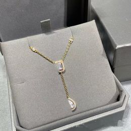 Drie diamanten kettingontwerper voor vrouwen van topkwaliteit v-goud nieuwe volledige diamanten glijdende hanger flexibele rollende sleutelbeenketting met doos voor cadeau